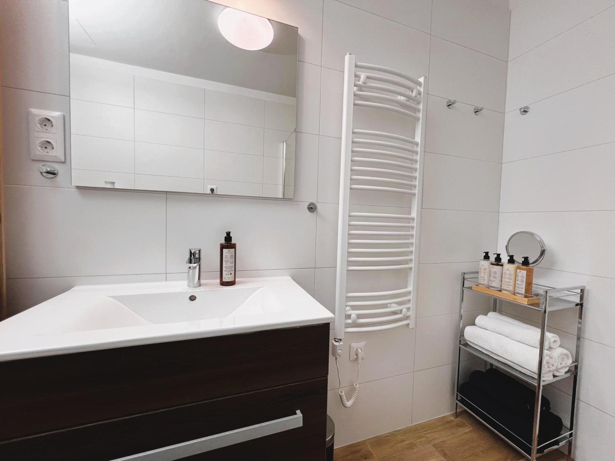 Luxe Central Studio With Pool, Parking & Ac بودابست المظهر الخارجي الصورة
