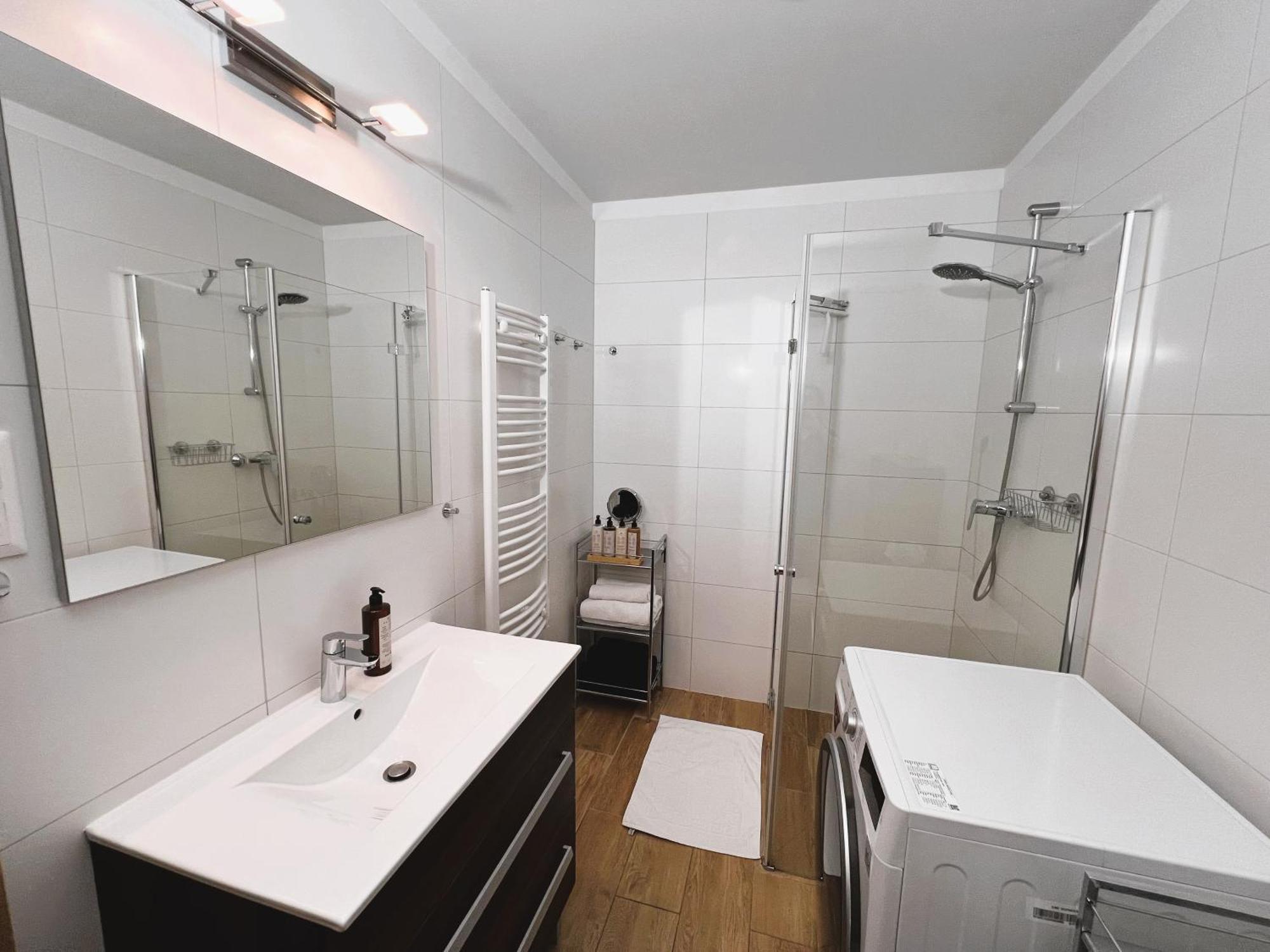 Luxe Central Studio With Pool, Parking & Ac بودابست المظهر الخارجي الصورة