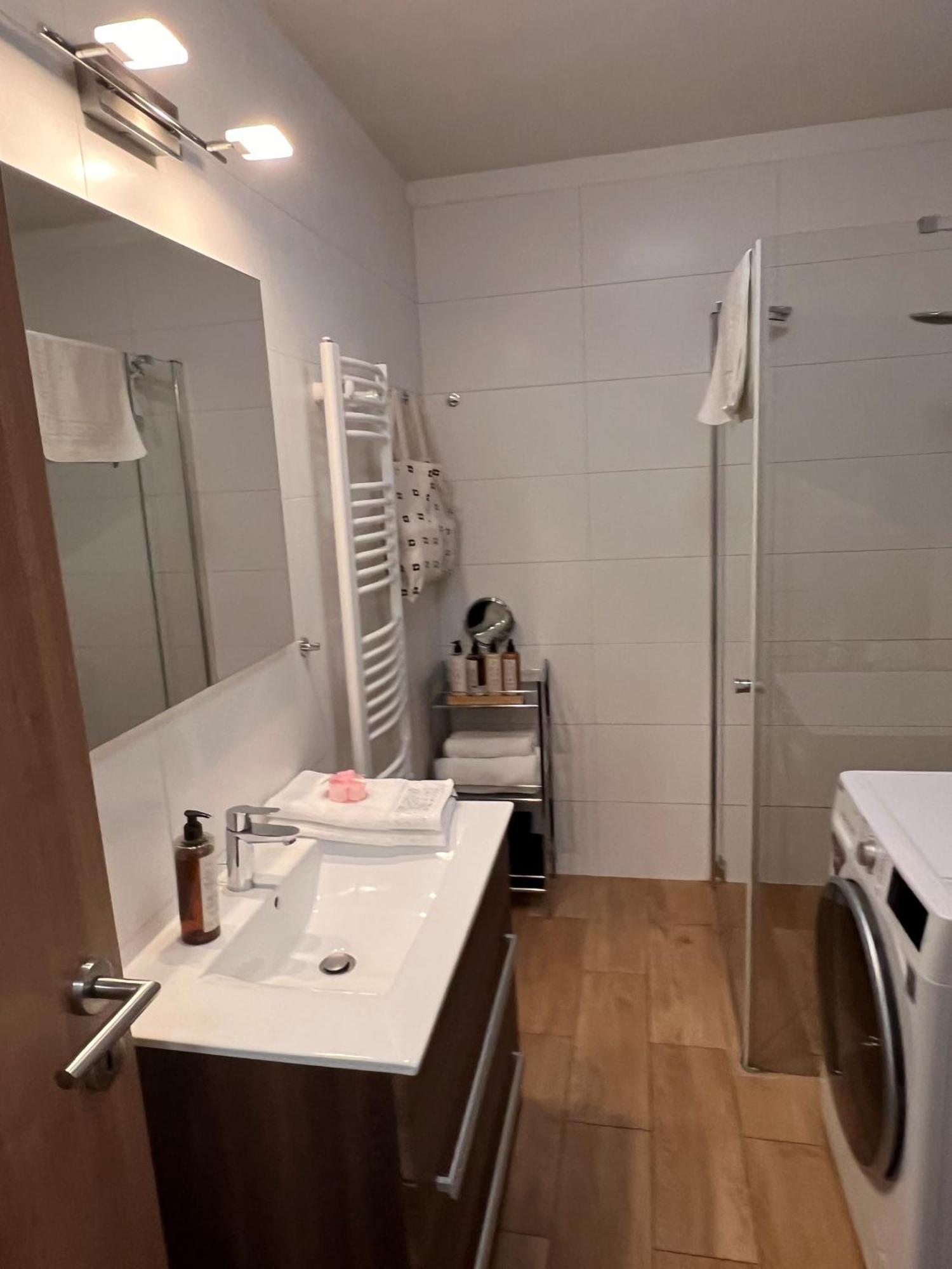 Luxe Central Studio With Pool, Parking & Ac بودابست المظهر الخارجي الصورة